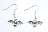 Fledermaus Ohrringe Hänger Miniblings Halloween Vampir Bat Blutsauger versilbert -